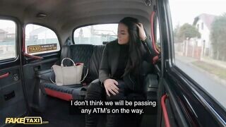 Tinédzser nőci a taxiban kamatyol