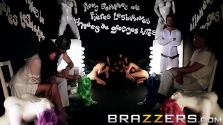 BRAZZERS - Három leszbikus pipi kényezteti magát