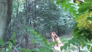 Házaspár az erdőben kufircol