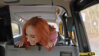 Fake Taxi - Porno tinédzser vörös hajú pipi
