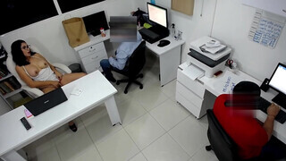 martinasmith az irodában hancúrozik